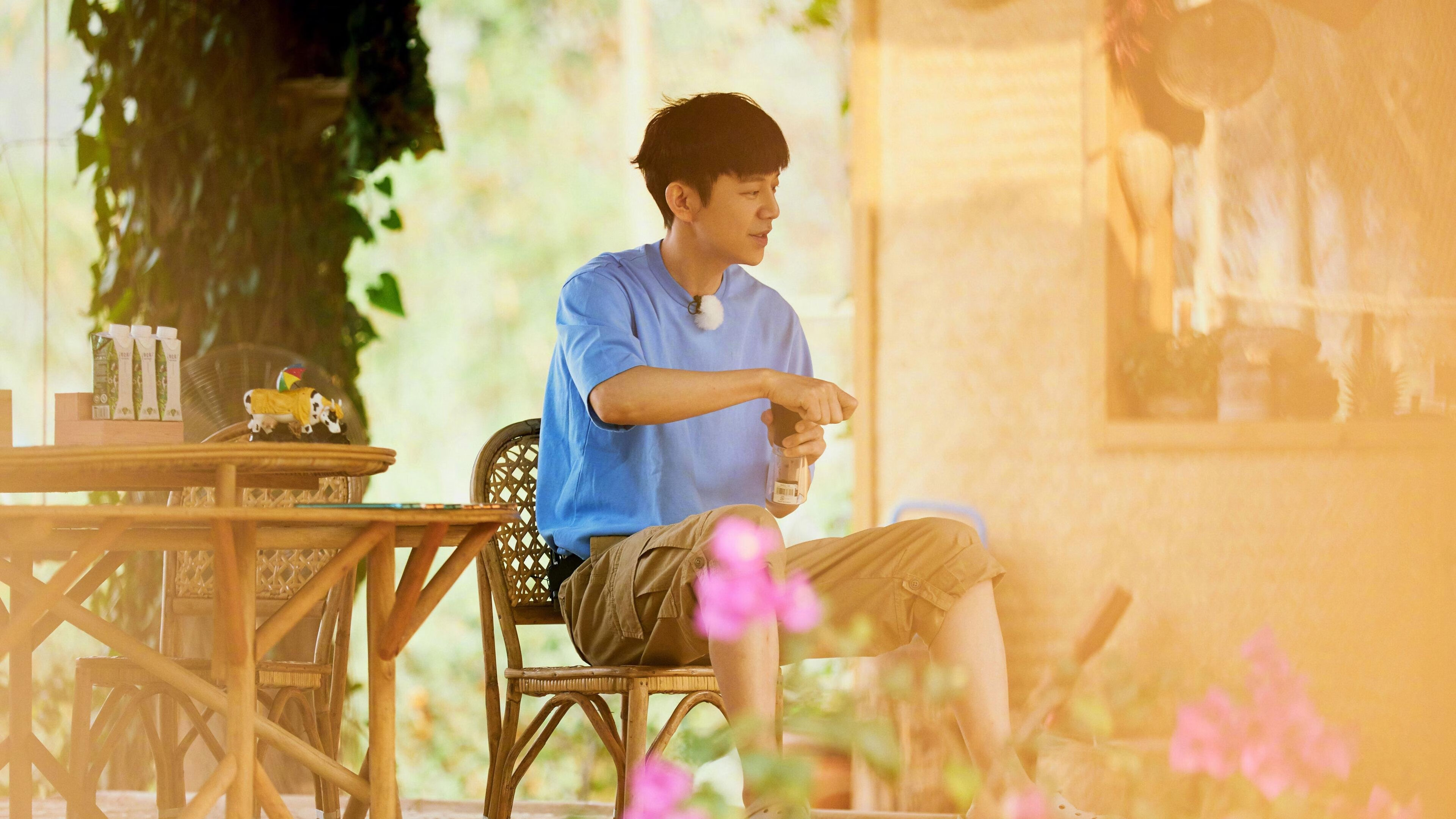 教练组在录像分析会上逐个讲解防守站位提升整体防线意识,防守训练教案